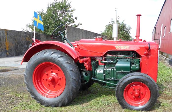 Veterantraktor - Volvo  - T 43, 1947, 4 cyl. Hesselmanmotor, A4H, 48 hk. I fint renoverat skick, ny ...